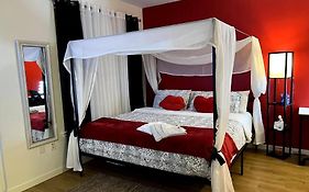 Centrally Located King Bed W Parking & Pool